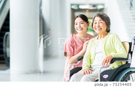 介護施設の高齢者と介護スタッフ 73254405