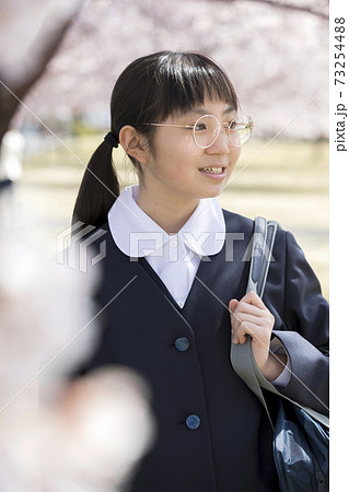 新中学生 小学校卒業 入学イメージ 新中学生 小学校卒業 入学イメージ 73254488