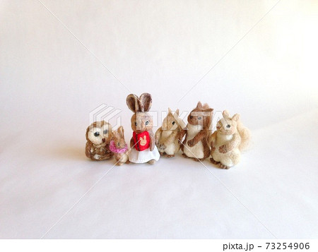 読み聞かせをするウサギのお母さん センター 読み聞かせをするウサギのお母さん センター 73254906