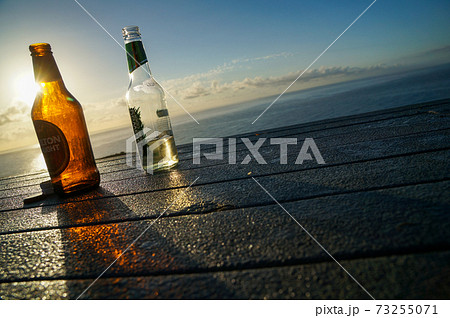 夕日とビール瓶 夕日とビール瓶 73255071