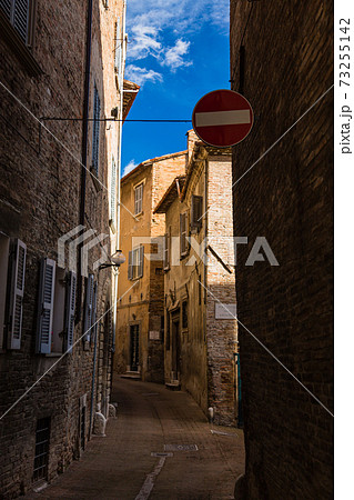 イタリア　ウルビーノの路地 73255142