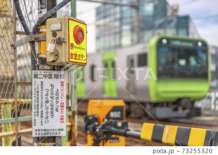 [東京・駒込] 第二中里踏切の非常ボタンのクローズアップ。 73255320