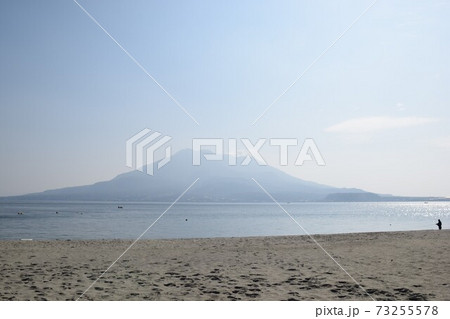 冬の磯海水浴場からの桜島 73255578