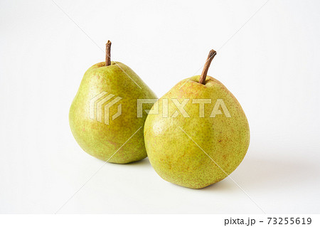ラ・フランス西洋梨を白背景で ラ・フランス西洋梨を白背景で 73255619