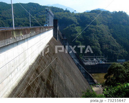四国最大のダム 早明浦ダムの 恐いけど渡りたくなる堤 天端 四国 高知県 本山町と土佐町 3 の写真素材