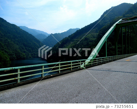 早明浦ダム・さめうら湖の湖畔道路からの眺め、ドライブのイメージ・四国・高知県・本山町と土佐町(1) 早明浦ダム・さめうら湖の湖畔道路からの眺め、ドライブのイメージ・四国・高知県・本山町と土佐町(1) 73255651