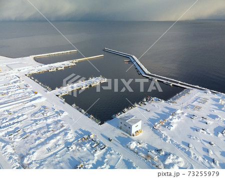 冬の北海道八雲町落部東野漁港の雪景色を空撮 73255979