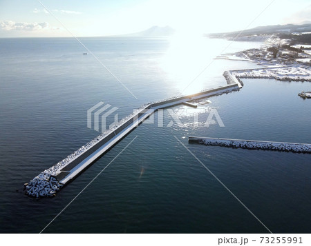 冬の北海道八雲町落部東野漁港の雪景色を空撮 73255991