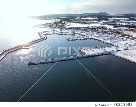 冬の北海道八雲町落部東野漁港の雪景色を空撮 冬の北海道八雲町落部東野漁港の雪景色を空撮 73255992
