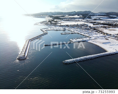 冬の北海道八雲町落部東野漁港の雪景色を空撮 73255993