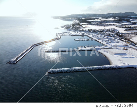 冬の北海道八雲町落部東野漁港の雪景色を空撮 冬の北海道八雲町落部東野漁港の雪景色を空撮 73255994