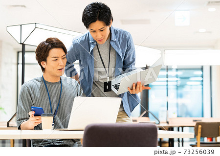 オフィス ニューノーマル 会議 ビジネス パソコン エンジニア オフィス ニューノーマル 会議 ビジネス パソコン エンジニア 73256039