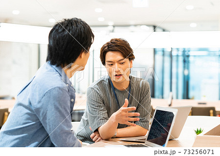 オフィス ニューノーマル ビジネス パソコン エンジニア オフィス ニューノーマル ビジネス パソコン エンジニア 73256071
