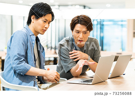 オフィス ニューノーマル ビジネス パソコン エンジニア オフィス ニューノーマル ビジネス パソコン エンジニア 73256088