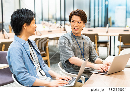 オフィス　ニューノーマル　ビジネス　パソコン　エンジニア 73256094