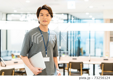 オフィス　ニューノーマル　ビジネス　パソコン　エンジニア 73256124