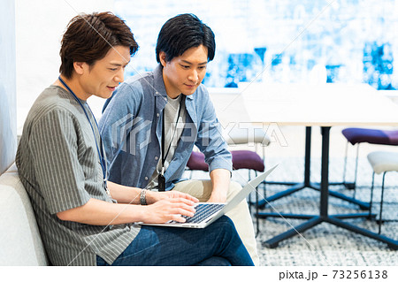 オフィス　ニューノーマル　ビジネス　パソコン　エンジニア 73256138