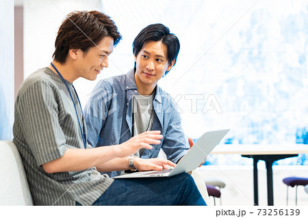 オフィス　ニューノーマル　ビジネス　パソコン　エンジニア 73256139