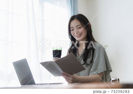 リビングでパソコンを操作する若い女性 73256283