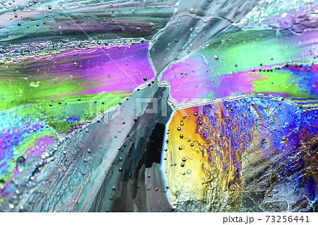 太陽光の薄氷を透した偏光プリズム効果による色彩 73256441