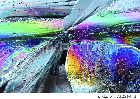 太陽光の薄氷を透した偏光プリズム効果による色彩 73256443