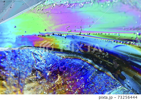 太陽光の薄氷を透した偏光プリズム効果による色彩 73256444