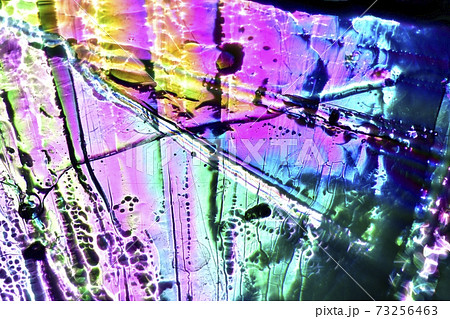 太陽光の薄氷を透した偏光プリズム効果による色彩 73256463