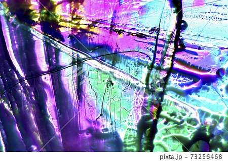 太陽光の薄氷を透した偏光プリズム効果による色彩 73256468
