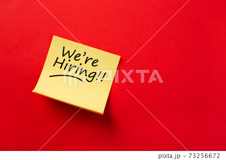 Sticky note with We're hiring on red background 73256672
