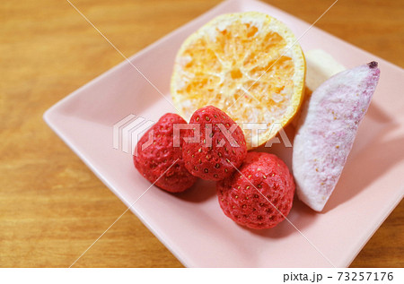 ピンク皿に盛られたフリーズドライの果物 73257176