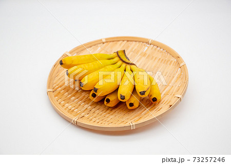ザルの上のモンキーバナナ 73257246