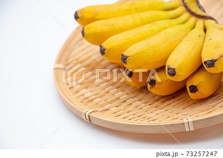 ザルの上のモンキーバナナ 73257247