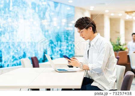 オフィス ビジネスマン ビジネス パソコン エンジニア オフィス ビジネスマン ビジネス パソコン エンジニア 73257438