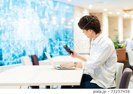 オフィス　ビジネスマン　ビジネス　パソコン　エンジニア 73257439