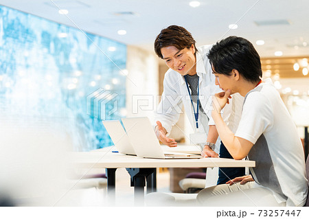 オフィス　ビジネスマン　ビジネス　パソコン　エンジニア 73257447