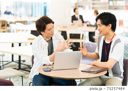 オフィス ビジネスマン ビジネス パソコン エンジニア オフィス ビジネスマン ビジネス パソコン エンジニア 73257464