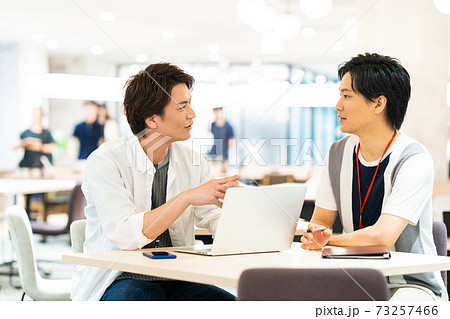 オフィス　ビジネスマン　ビジネス　パソコン　エンジニア 73257466