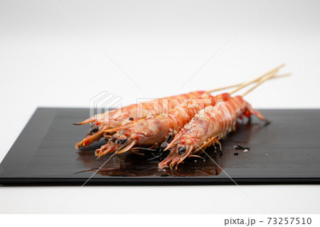 黒い皿に乗った長崎県の養殖車海老の塩焼き 黒い皿に乗った長崎県の養殖車海老の塩焼き 73257510