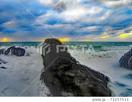 雨上がり　　荒波の能登金剛 73257513