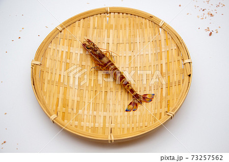 ザルの上の長崎県の養殖車海老 73257562