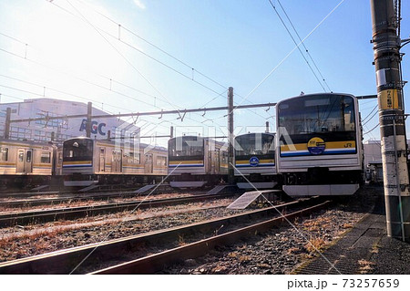 鶴見線の車庫に停まる205系の鶴見線と南武支線の車輌 鶴見線の車庫に停まる205系の鶴見線と南武支線の車輌 73257659