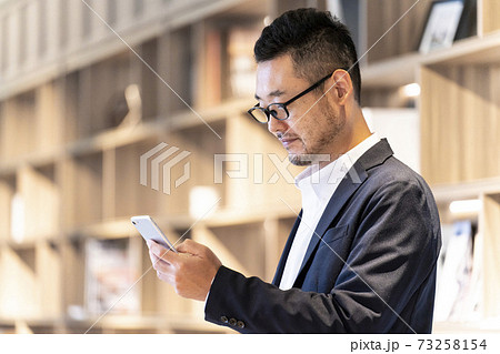 ビジネス　男性　ミドル  73258154