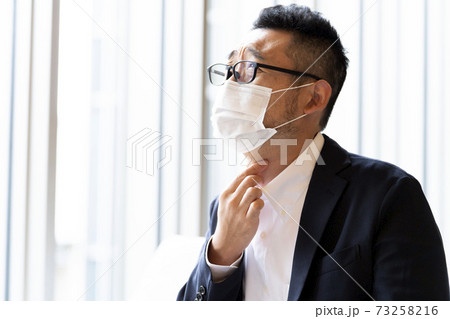 喉が痛い男性 73258216