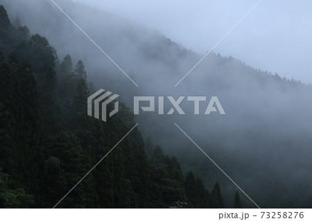 霧がかかる山の風景の写真素材