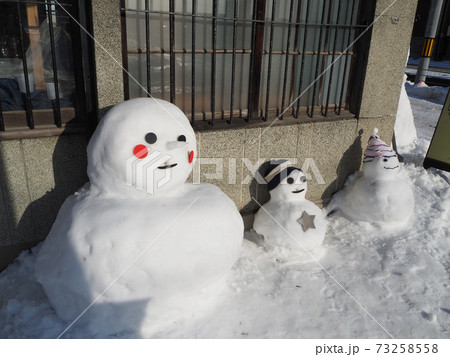 3つ並んでいる可愛い雪だるま の写真素材