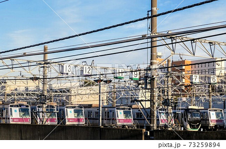 鷺沼に停まる東京メトロ8000系と東急2020系 73259894