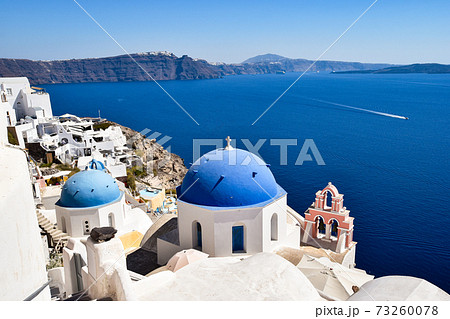ギリシャ サントリーニ島イアの有名な青いドームとエーゲ海の写真素材