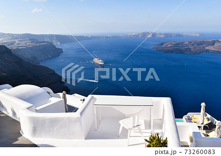 ギリシャ サントリーニ島イメロヴィグリのイスとエーゲ海の写真素材
