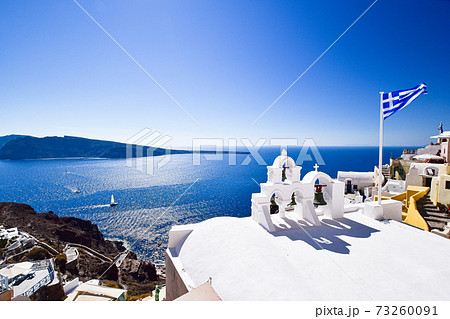 【ギリシャ】さサントリーニ島イアの教会とエーゲ海 73260091