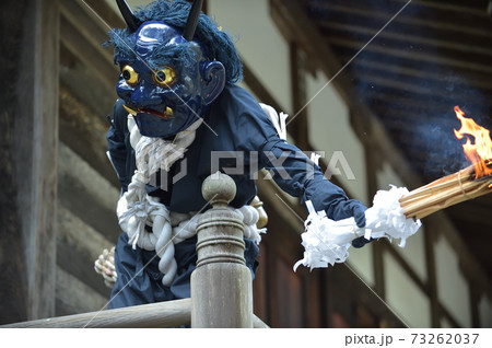 八葉寺の鬼追い 松明を手に踊る青鬼 八葉寺の鬼追い 松明を手に踊る青鬼 73262037